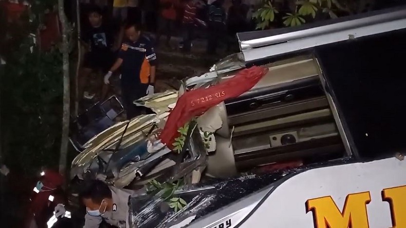 Kecelakaan Maut Bus Terjun ke Sungai di Ngawi, 1 Orang Tewas 9 Luka-Luka