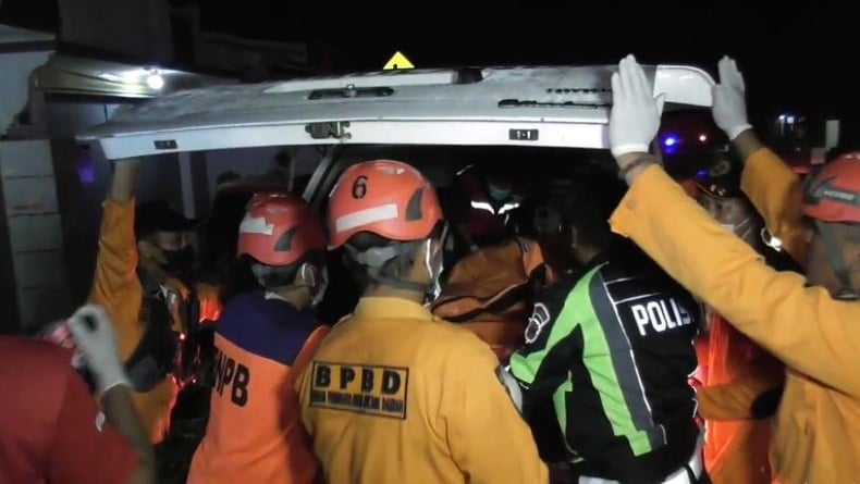 title Identitas 2 Korban Tewas Kecelakaan Truk Tronton Tabrak 3 Kendaraan di Temanggung Identitas 2 Korban Tewas Kecelakaan Truk Tronton Tabrak 3 Kendaraan di Temanggung
