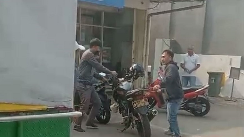 Lebak Heboh, Maling Bersenjata Tajam Terekam Video Nekat Curi Motor Dinas Polisi