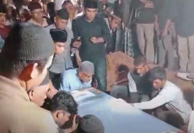 title Bocah Tewas Dianiaya Ibu Tiri Dimakamkan di Ogan Ilir, Diiringi Isak Tangis Keluarga Bocah Tewas Dianiaya Ibu Tiri Dimakamkan di Ogan Ilir, Diiringi Isak Tangis Keluarga