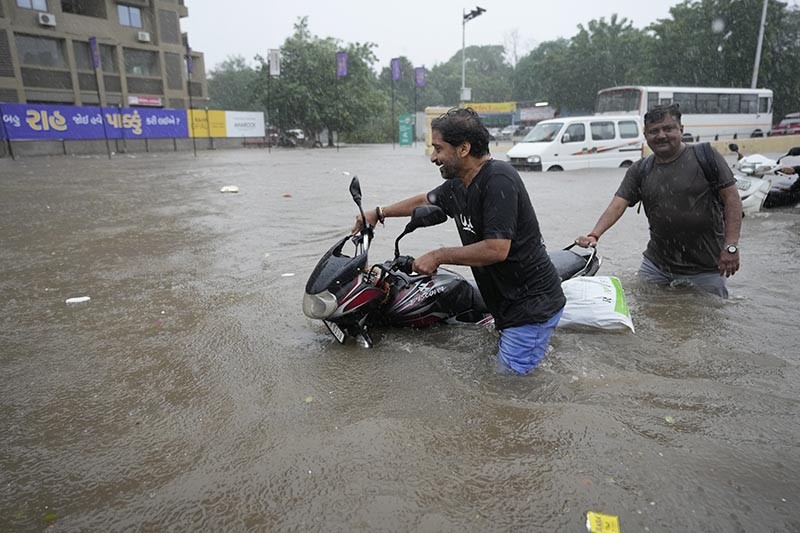 Banjir Rendam Jalanan di India Setelah Diguyur Hujan Deras - Bagian 3