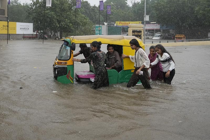 Banjir Rendam Jalanan di India Setelah Diguyur Hujan Deras - Bagian 1