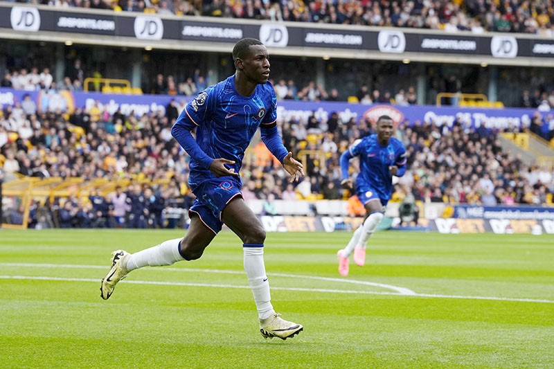 Chelsea Haus Gol, Noni Madueke Cetak Hattrick - Bagian 4
