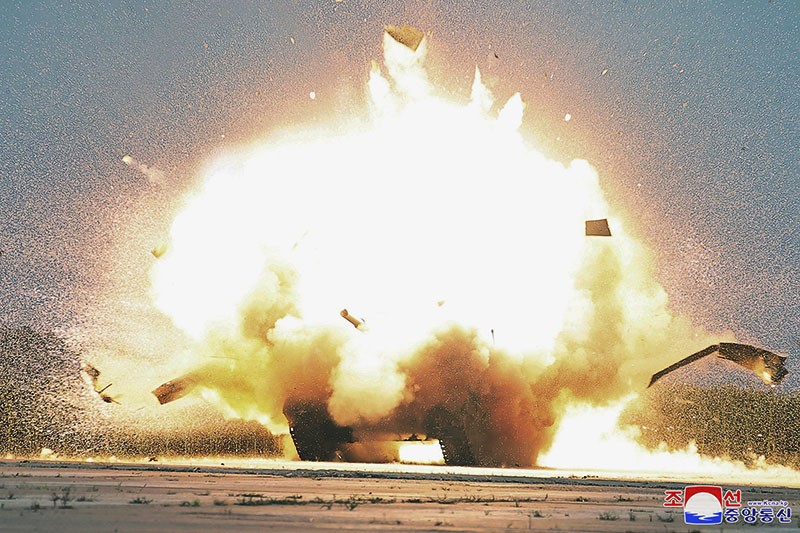 Ekspresi Kim Jong Un Nonton Drone Korea Utara Hancurkan Tank - Bagian 2