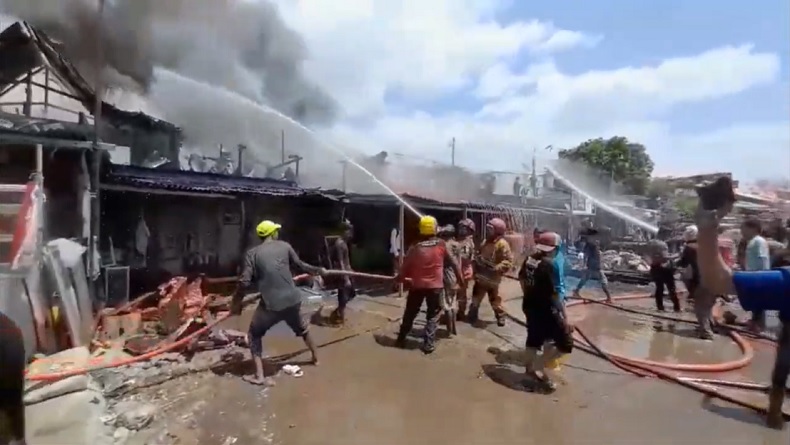 Kebakaran Hebat di Dekat Pelabuhan Paotere Makassar, 17 Bangunan Hangus