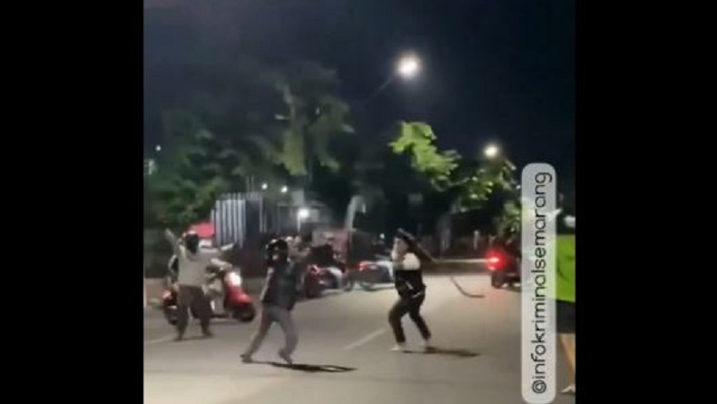 title Viral Aksi Saling Serang 2 Kelompok Gangster di Semarang, Saling Bacok di Tengah Jalan Viral Aksi Saling Serang 2 Kelompok Gangster di Semarang, Saling Bacok di Tengah Jalan