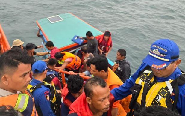 title KM Subur Tenggelam di Perairan Pulau Situngkus Tapteng, Begini Nasib 12 ABK KM Subur Tenggelam di Perairan Pulau Situngkus Tapteng, Begini Nasib 12 ABK