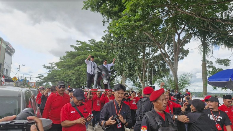 title Bareng Banteng, Edi-Rendi Diarak Simpatisan ke KPU Daftar Pilkada Kukar Bareng Banteng, Edi-Rendi Diarak Simpatisan ke KPU Daftar Pilkada Kukar