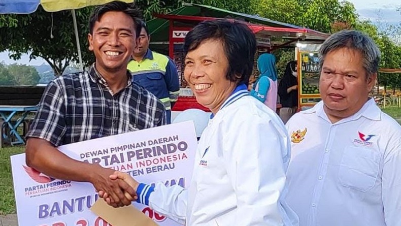 Partai Perindo Bagikan 10 Gerobak Gratis ke Pelaku UMKM di Berau, Bantu Ekonomi Masyarakat