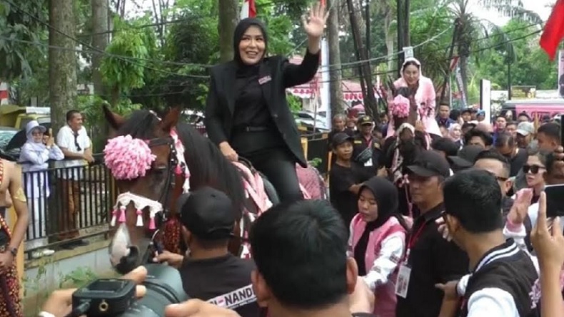 title Naik Kuda ke KPU, Fitrianti Agustinda dan Nandriani Daftar Pilkada Kota Palembang Naik Kuda ke KPU, Fitrianti Agustinda dan Nandriani Daftar Pilkada Kota Palembang