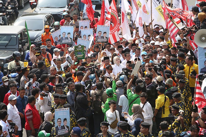 Ribuan Massa Iringi Ridwan Kamil-Suswono Daftar Cagub Cawagub DKI Jakarta - Bagian 4