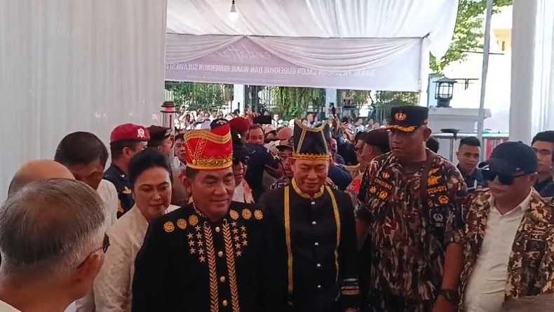 title YSK-JVM Kenakan Baju Adat Daftar ke KPU Sulut, Diantar Lautan Massa Pendukung YSK-JVM Kenakan Baju Adat Daftar ke KPU Sulut, Diantar Lautan Massa Pendukung