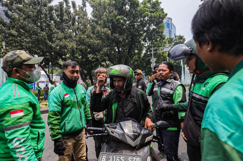Driver Ojol Bawa Penumpang Kena Sweeping Rekan yang Demo - Bagian 5
