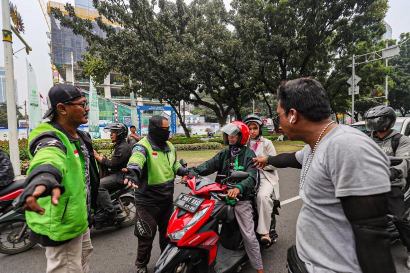 Driver Ojol Bawa Penumpang Kena Sweeping Rekan yang Demo - Bagian 1