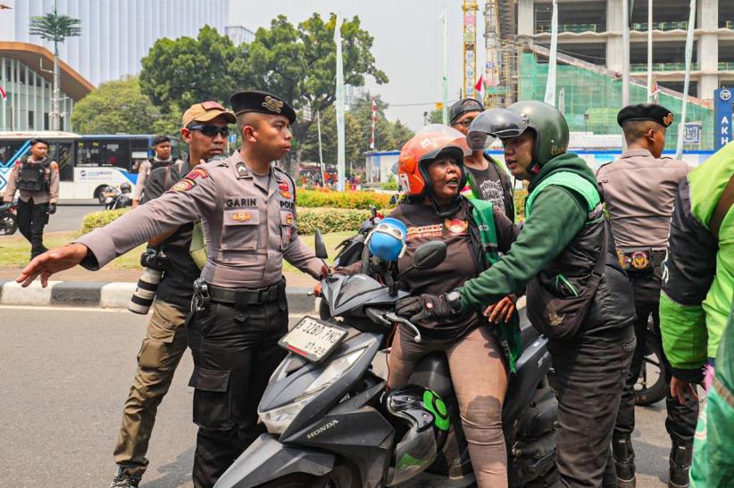 Driver Ojol Bawa Penumpang Kena Sweeping Rekan yang Demo - Bagian 6