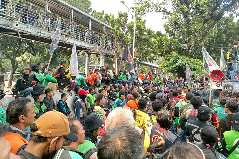 Kawasan Patung Kuda Dipenuhi Ojol Menuntut Keadilan  - Bagian 1