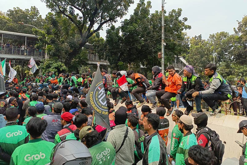 Kawasan Patung Kuda Dipenuhi Ojol Menuntut Keadilan  - Bagian 3