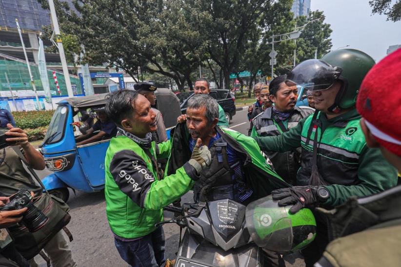 Driver Ojol Bawa Penumpang Kena Sweeping Rekan yang Demo - Bagian 4