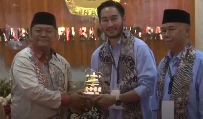 Jeje Govinda Daftar Cabup Bandung Barat ke KPU Didampingi Nagita-Syahnaz