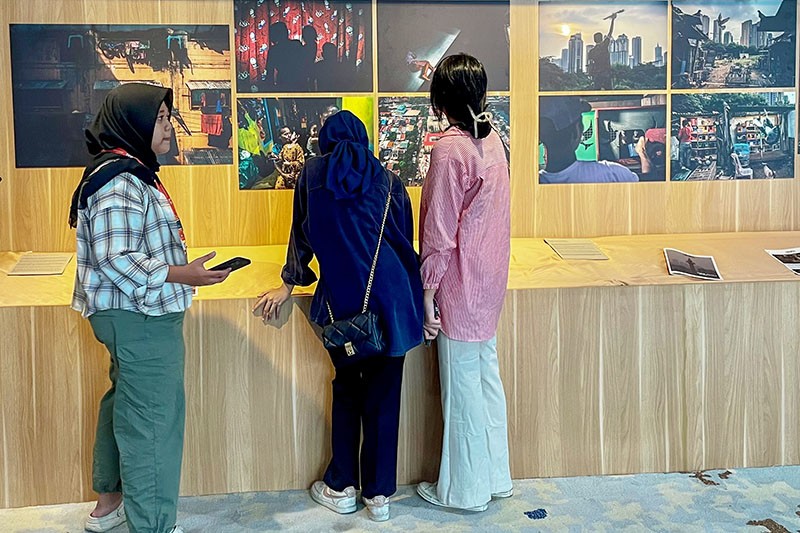 Antusiasme Pengunjung Melihat Pameran Foto Sayonara Jakarta  - Bagian 2
