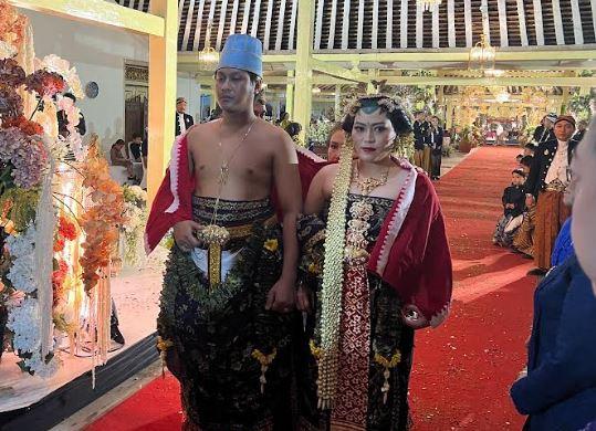 title Kirab Manten Keliling Benteng Awali Pernikahan Cucu Raja Keraton Solo PB XII Kirab Manten Keliling Benteng Awali Pernikahan Cucu Raja Keraton Solo PB XII