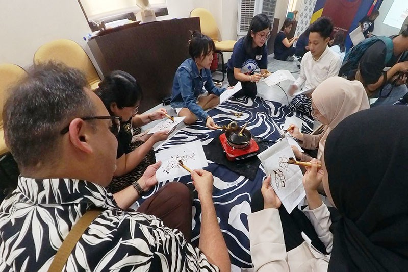 Ekspatriat Membuat Batik Rayakan 75 Tahun Hubungan Diplomatik Indonesia-Filipina - Bagian 5