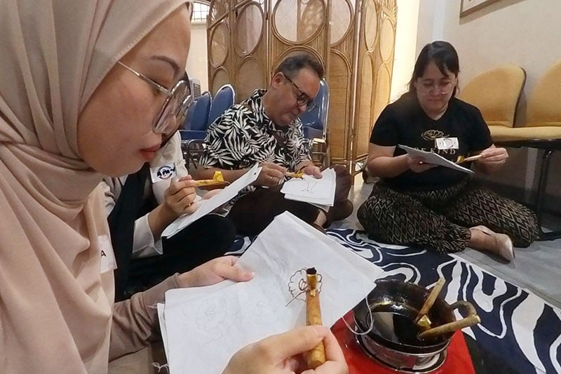 Ekspatriat Membuat Batik Rayakan 75 Tahun Hubungan Diplomatik Indonesia-Filipina - Bagian 7