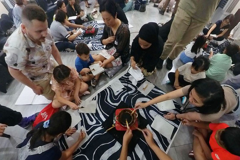 Ekspatriat Membuat Batik Rayakan 75 Tahun Hubungan Diplomatik Indonesia-Filipina - Bagian 8