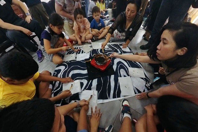 Ekspatriat Membuat Batik Rayakan 75 Tahun Hubungan Diplomatik Indonesia-Filipina - Bagian 6