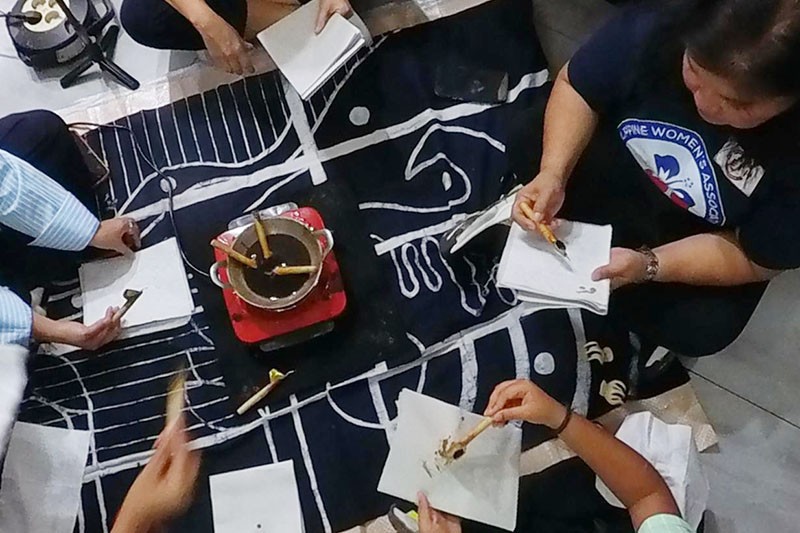 Ekspatriat Membuat Batik Rayakan 75 Tahun Hubungan Diplomatik Indonesia-Filipina - Bagian 4