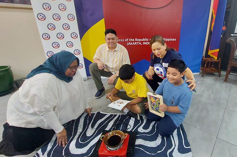 Ekspatriat Membuat Batik Rayakan 75 Tahun Hubungan Diplomatik Indonesia-Filipina - Bagian 2