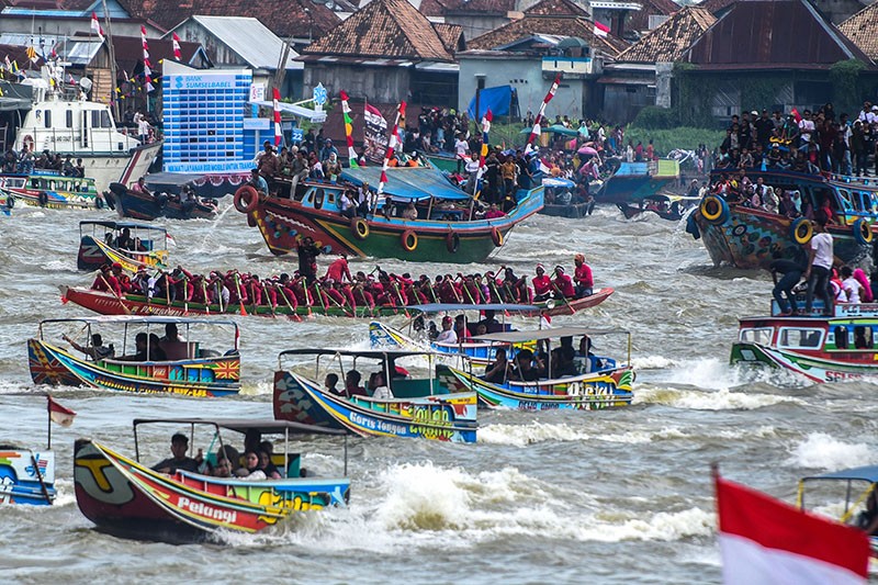 Puluhan Perahu Hias Berlomba di Sungai Musi Palembang - Bagian 1