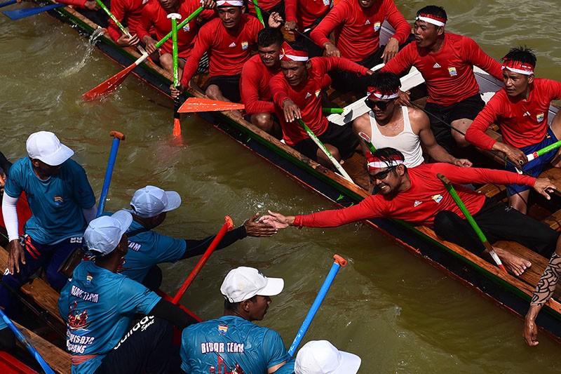 Puluhan Perahu Hias Berlomba di Sungai Musi Palembang - Bagian 6