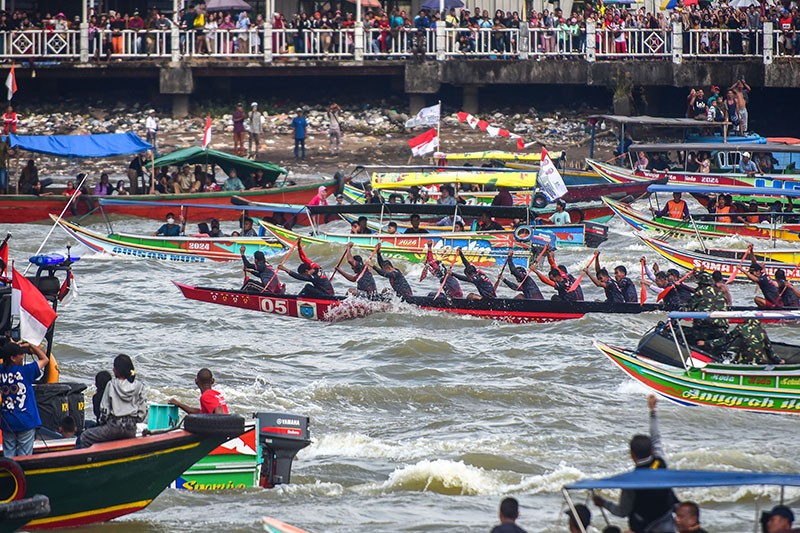 Puluhan Perahu Hias Berlomba di Sungai Musi Palembang - Bagian 2
