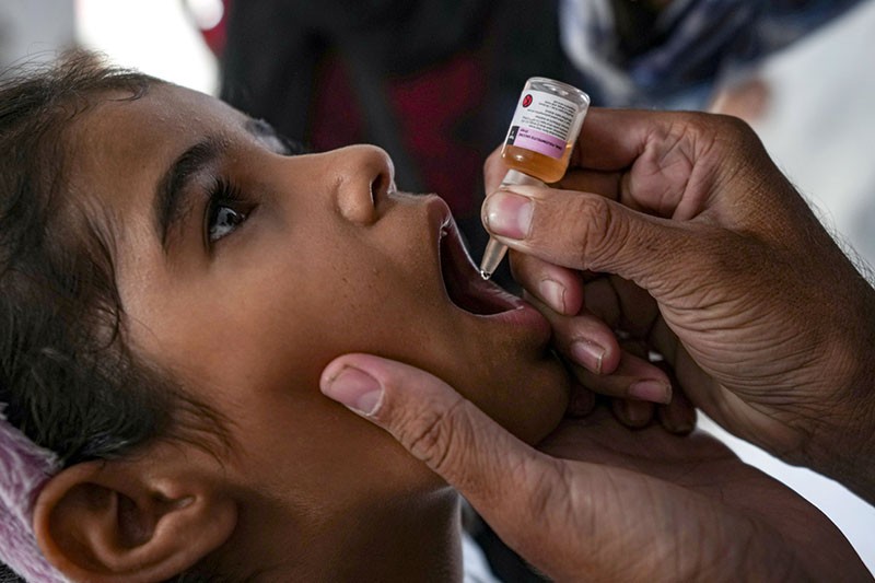 Anak-anak Palestina Diberikan Vaksin Polio - Bagian 3