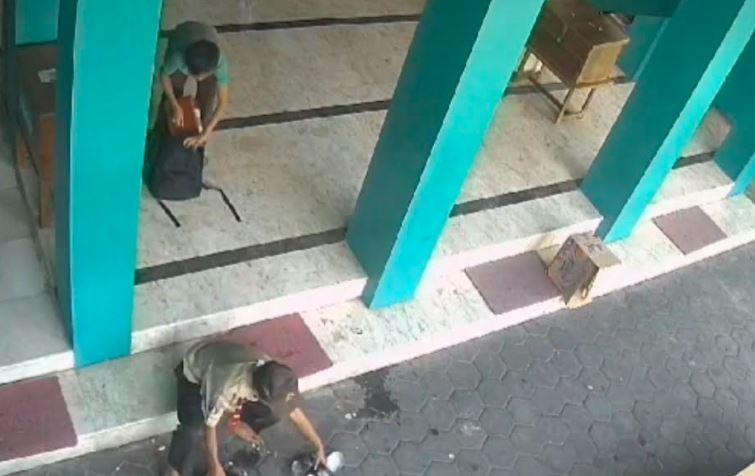 title 3 Bocah Berseragam Pramuka Curi Kotak Amal Masjid Samping Rumah Menko PMK di Malang 3 Bocah Berseragam Pramuka Curi Kotak Amal Masjid Samping Rumah Menko PMK di Malang