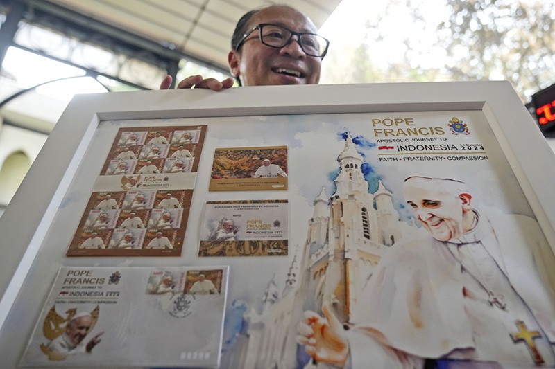 Gereja Katedral Jakarta Luncurkan Prangko Paus Fransiskus - Bagian 3