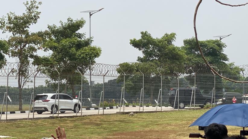 Penampakan Kijang Innova Putih Bawa Paus Fransiskus Tinggalkan Bandara Soetta - Bagian 1