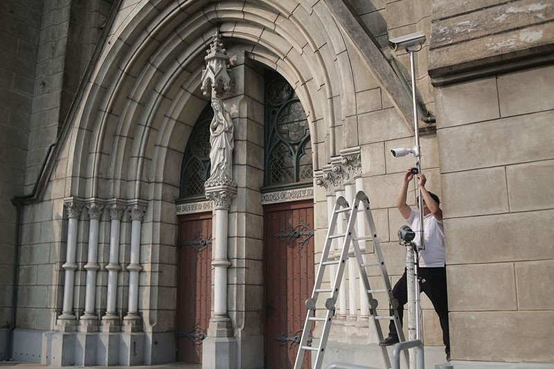 Persiapan Gereja Katedral Jakarta Menyambut Kedatangan Paus Fransiskus - Bagian 4