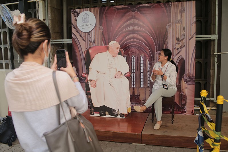 Persiapan Gereja Katedral Jakarta Menyambut Kedatangan Paus Fransiskus - Bagian 3