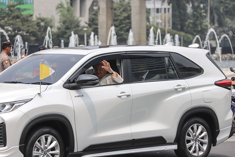 Penuh Kesederhanaan, Paus Fransiskus Duduk Samping Sopir Mobil Innova Zenix - Bagian 3