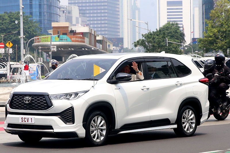 Penuh Kesederhanaan, Paus Fransiskus Duduk Samping Sopir Mobil Innova Zenix - Bagian 4
