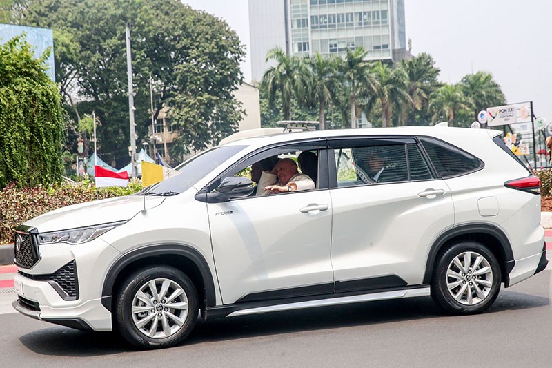 Penuh Kesederhanaan, Paus Fransiskus Duduk Samping Sopir Mobil Innova Zenix - Bagian 2
