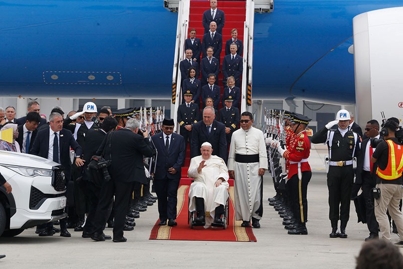 Momen Paus Fransiskus Penuh Senyum Menyapa Wartawan - Bagian 1