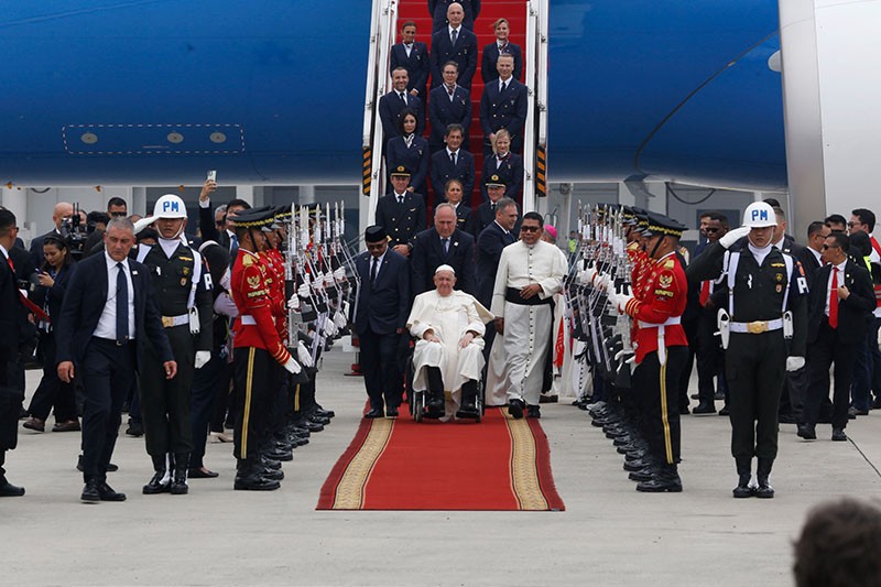 Momen Paus Fransiskus Penuh Senyum Menyapa Wartawan - Bagian 4