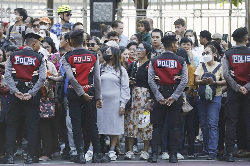 Antusiasme Warga Menyambut Kedatangan Paus Fransiskus - Bagian 3