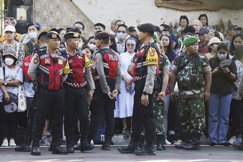 Antusiasme Warga Menyambut Kedatangan Paus Fransiskus - Bagian 4