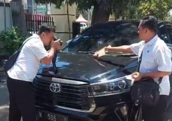 Mobil Bakal Cabup Pasuruan Gus Mujib Pecah Dilempar Batu OTK