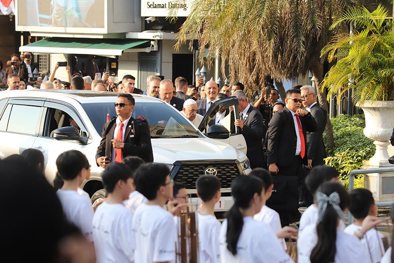 Paus Fransiskus Terus Berikan Senyuman Ketika Disambut Hangat Masyarakat - Bagian 6