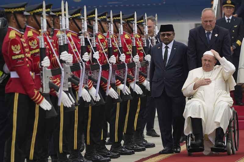 Ramah dan Sederhana, Potret Paus Fransiskus Kunjungi Negara Populasi Muslim Terbesar Dunia - Bagian 2